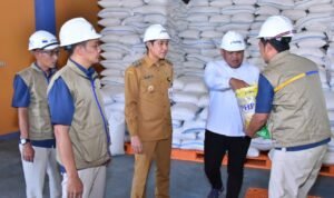 Anggota DPR RI Fraksi Gerindra, Adik Sasongko, di Gudang Perum Bulog Telukan, Sukoharjo,