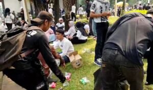 Supplier MBG Turun ke Jalan, Bagikan Buah dan Ikut Bersih-Bersih Pasca Demo